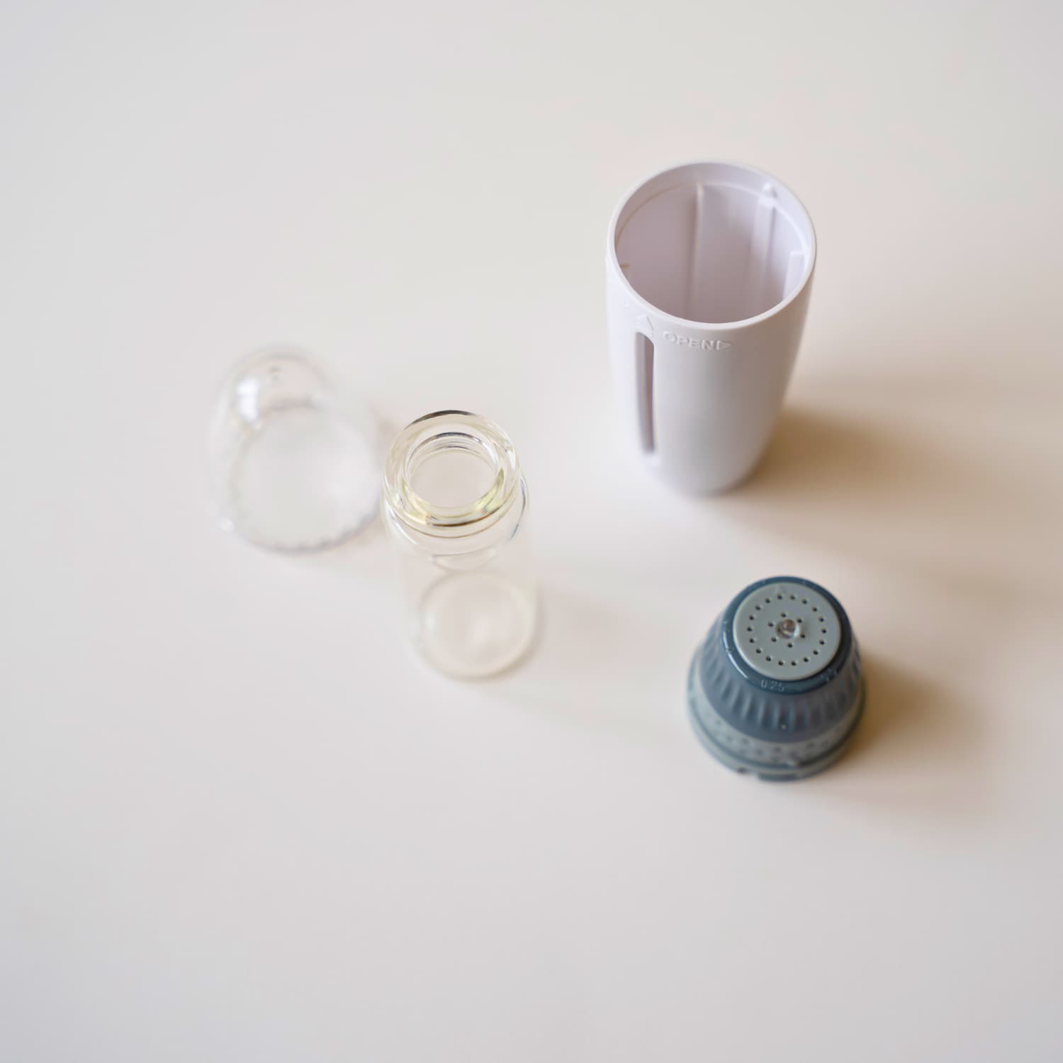Filling Hydra Stamp serum chamber with hyaluronic acid serum
